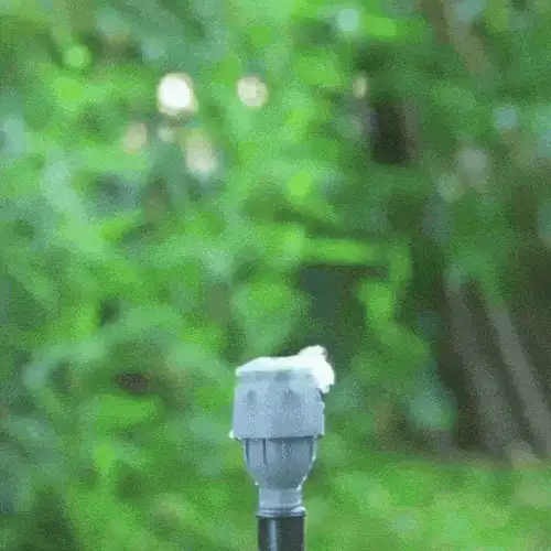 Irrigador 360 cobrindo gramado com sistema de nebulização