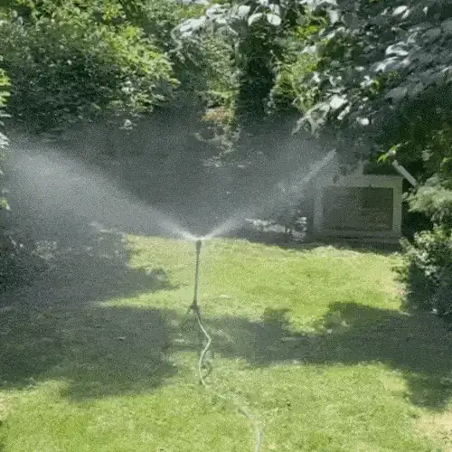 Irrigador 360 cobrindo gramado com sistema de nebulização